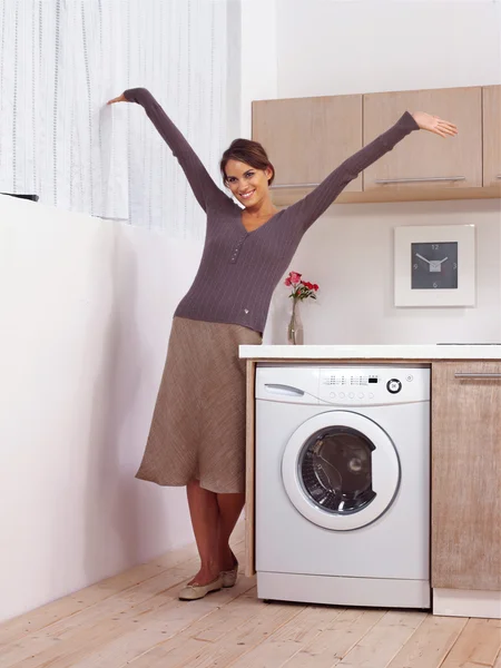 Woman near washing machine l — Stock Photo, Image