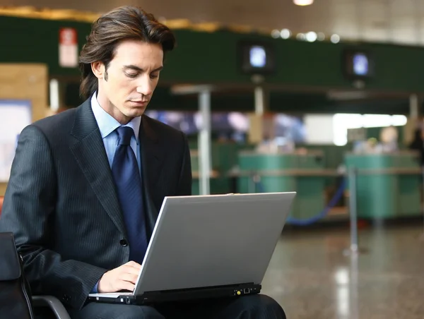 Empresário sentado no aeroporto b — Fotografia de Stock