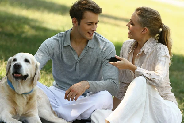 Erholung für Paare im Park — Stockfoto