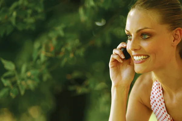 Mujer con teléfono móvil g — Foto de Stock