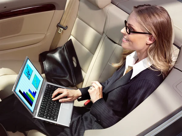 Affärskvinna har en fläkt med laptop — Stockfoto