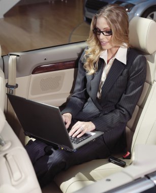 iş kadını ile laptop fan vardır