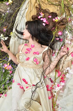 çiçeklerle açık uyuyan genç güzel kadın