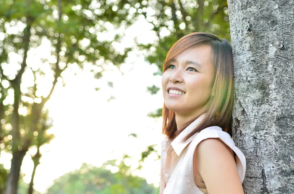 Beautiful woman looking into the distance — Stock Photo, Image