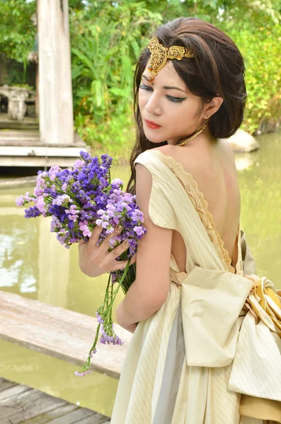 Hermosa mujer con ramo de flores —  Fotos de Stock