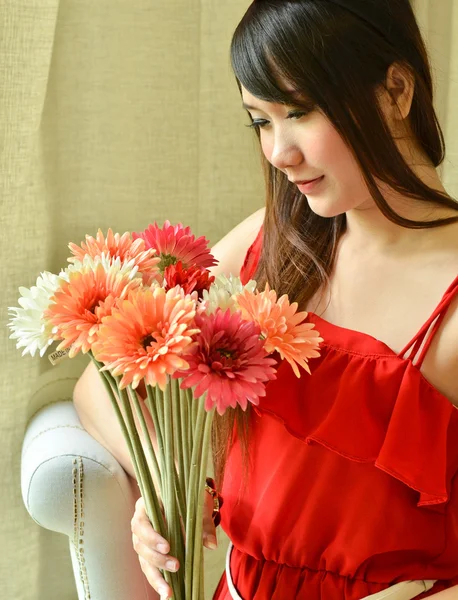 Belle femme avec des fleurs bouquet — Photo