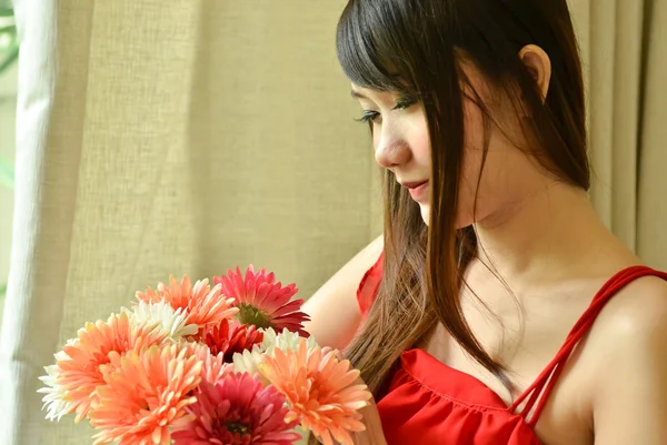 Hermosa mujer con flores de ramo —  Fotos de Stock