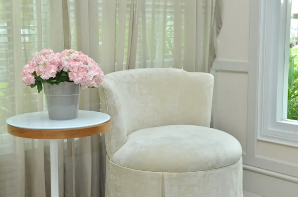 Design intérieur de la chambre moderne avec chaise, table et fleur de bouquet — Photo