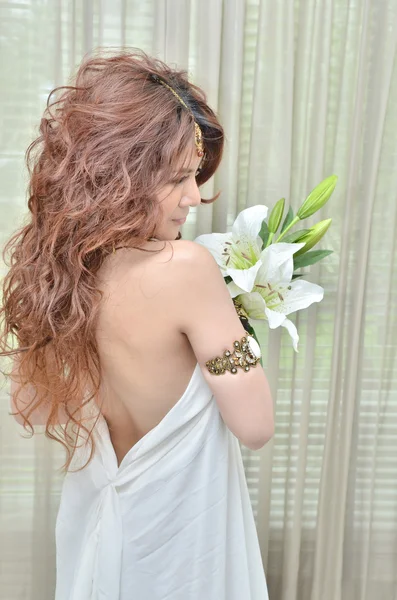 Όμορφη γυναίκα με μπουκέτο λουλούδια κρίνο — Φωτογραφία Αρχείου
