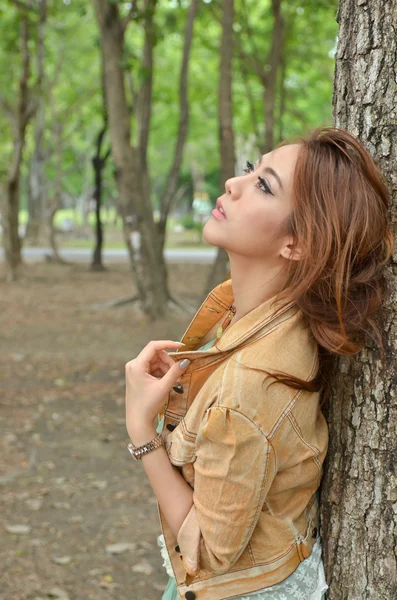 Linda menina pensativa olhando para cima — Fotografia de Stock