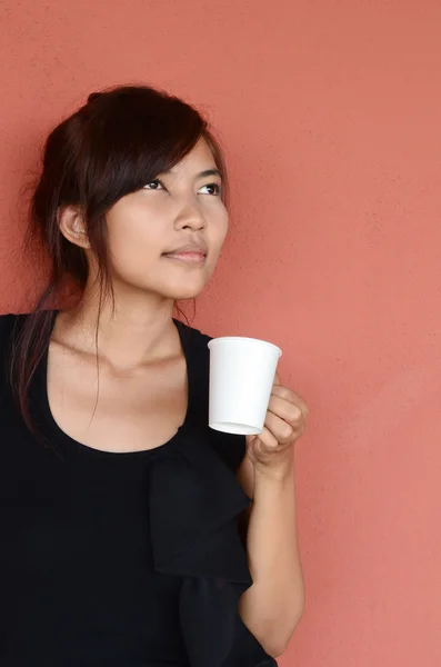 Bella ragazza con tazza di caffè — Foto Stock