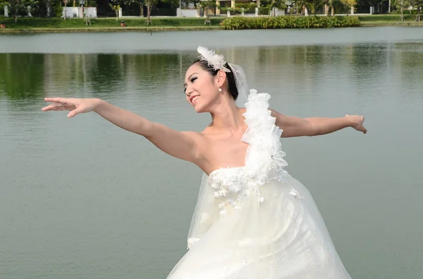 Hermosa chica en vestido blanco de la novia danza —  Fotos de Stock