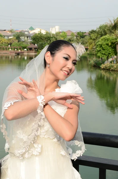 Hermosa chica en vestido blanco de la novia danza —  Fotos de Stock