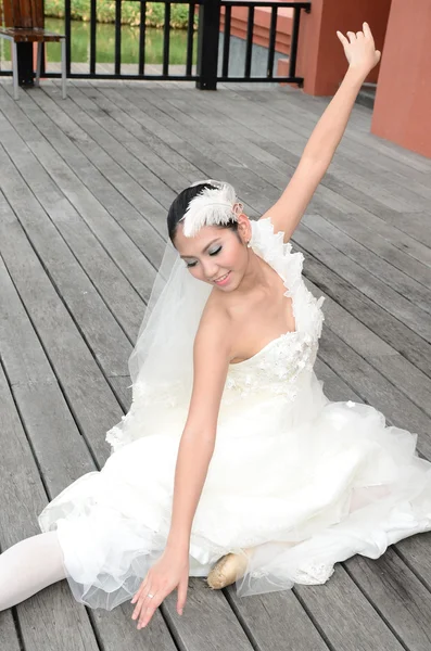 Piękna dziewczyna w białą suknię panny młodej tańca — Zdjęcie stockowe