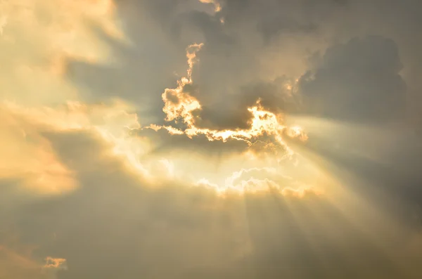Paprsek slunce světlo prostřednictvím cloudu Stock Snímky