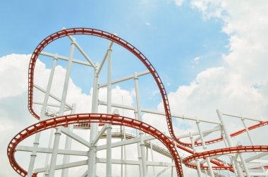 Mavi gökyüzü üzerinde renkli lunapark treni