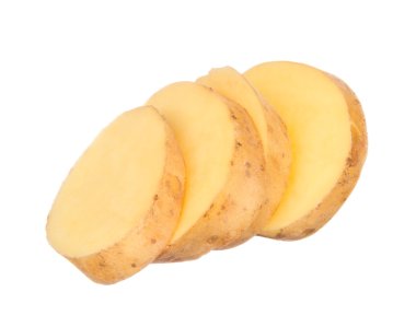 dilimlenmiş patates üzerine beyaz izole