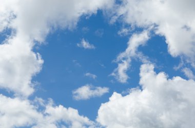 Bulutlu mavi gökyüzü