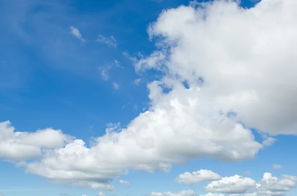 Blauwe lucht met wolken — Stockfoto