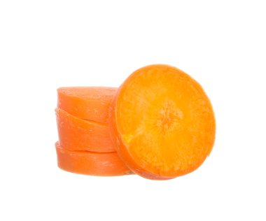 dilimlenmiş havucu üzerine beyaz izole