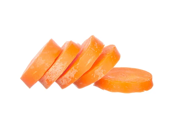 Cenoura fatiada isolada em branco — Fotografia de Stock