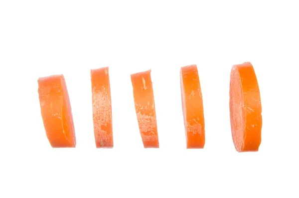 Cenoura fatiada isolada em branco — Fotografia de Stock