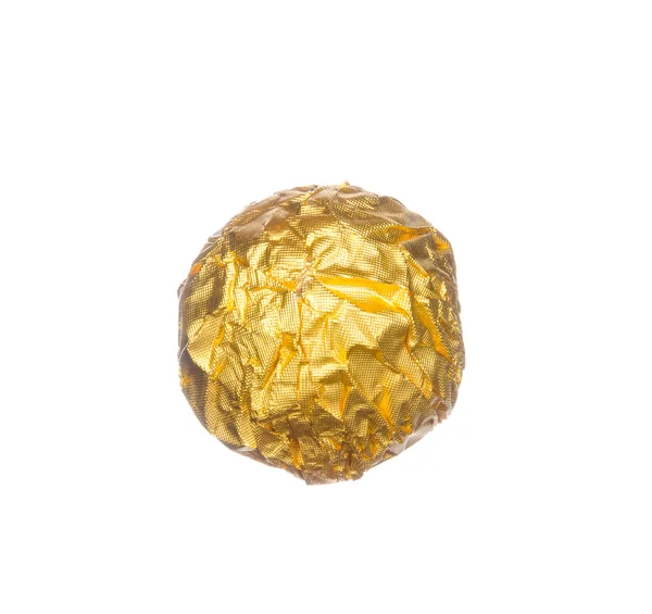 Choklad boll wraped med gyllene folie isolerad på vit Stockbild