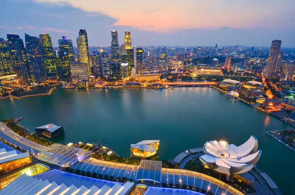Singapur binanın alacakaranlıkta manzarası Stok Fotoğraf