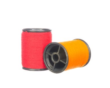 Renkli kırmızı ve turuncu iş parçacığı üzerinde beyaz izole