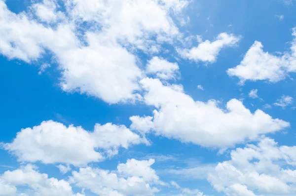 Cielo azul con nubes — Foto de Stock