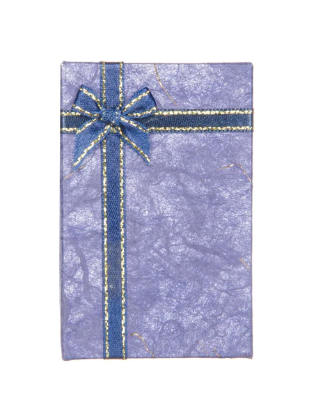 Caixa de presente azul com fita e arco isolado em branco — Fotografia de Stock