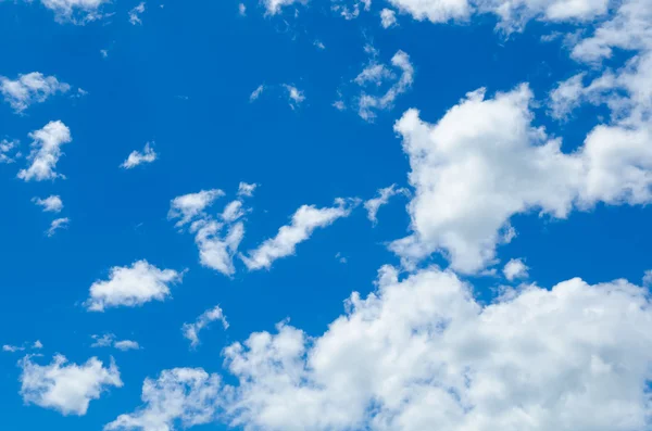 Céu azul com nuvens — Fotografia de Stock