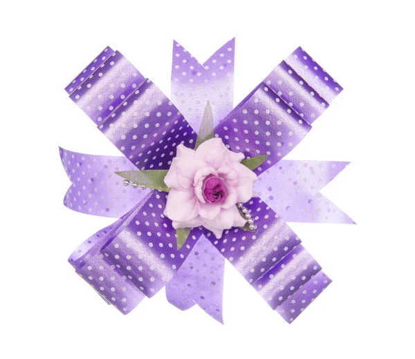 Фиолетовый бант ленты с цветком изолированы на белом — стоковое фото