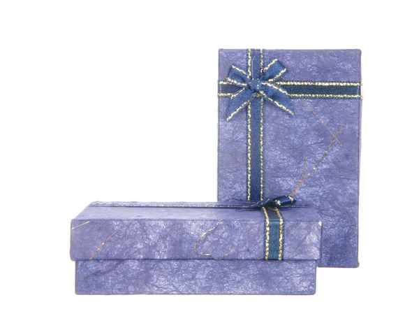 Dos cajas de regalo azules con cinta y lazo aislados en blanco — Foto de Stock