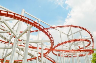 Mavi gökyüzü üzerinde renkli lunapark treni