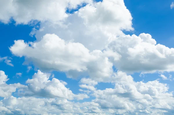 Céu azul com nuvens — Fotografia de Stock