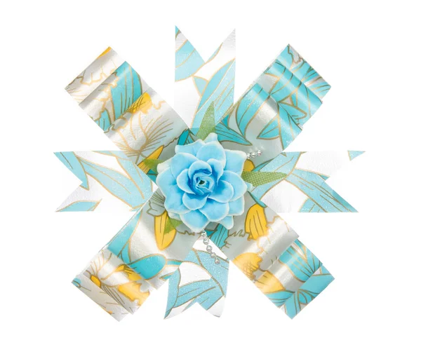 白で隔離花と青と黄色のリボンの弓 — ストック写真