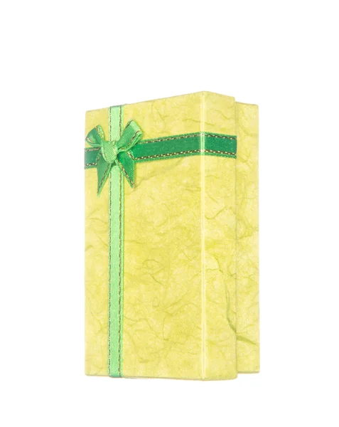 Жовта подарункова коробка зі стрічкою та бантом ізольована на білому — стокове фото