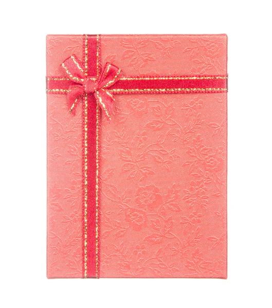 Червона подарункова коробка зі стрічкою та бантом ізольована на білому — стокове фото