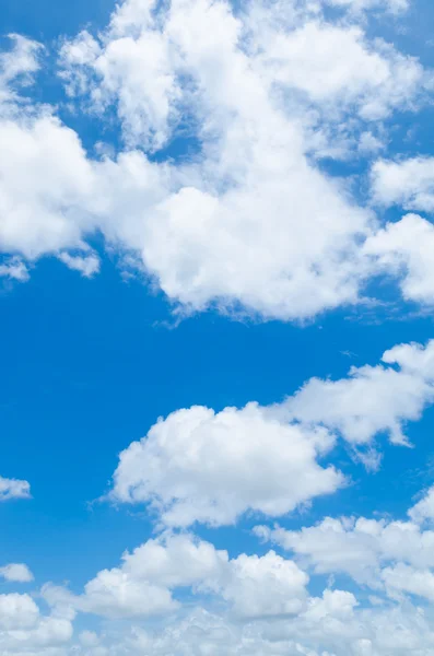 Céu azul com nuvens — Fotografia de Stock