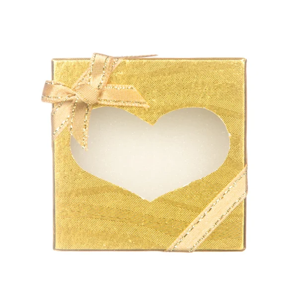 Золота подарункова коробка з формою серця ізольована на білому — стокове фото