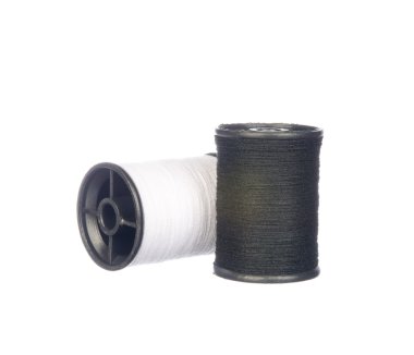 Beyaz ve siyah iplik üzerinde beyaz izole