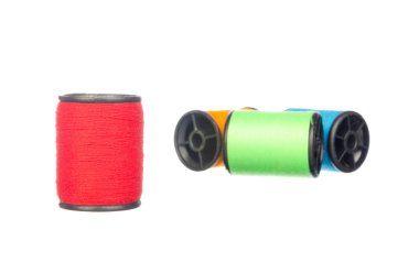 Renkli iplik üzerinde beyaz izole