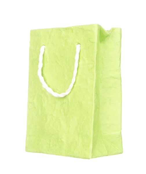 Saco de papel de amoreira verde isolado em branco — Fotografia de Stock