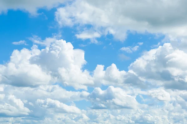 Blauwe lucht met wolken — Stockfoto