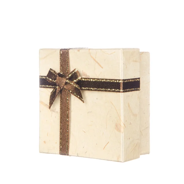 Caja de regalo con cinta y lazo aislados en blanco — Foto de Stock