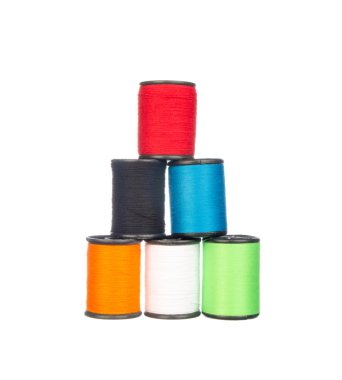 Renkli iplik üzerinde beyaz izole