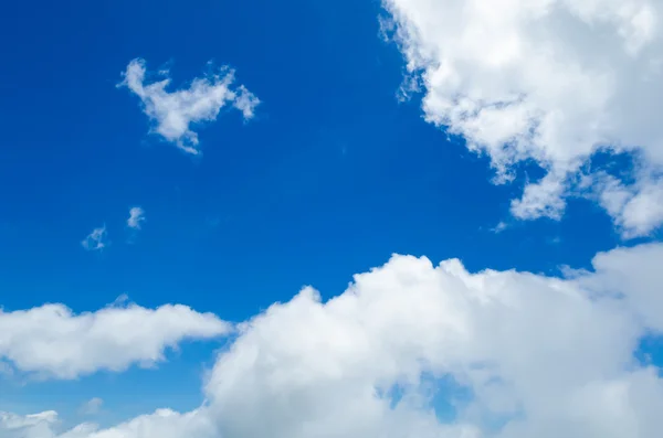 Blå himmel med moln — Stockfoto