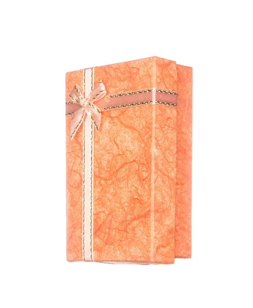 Помаранчева подарункова коробка зі стрічкою та бантом ізольована на білому — стокове фото