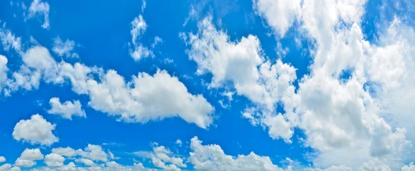 雲のパノラマブルーの空 — ストック写真